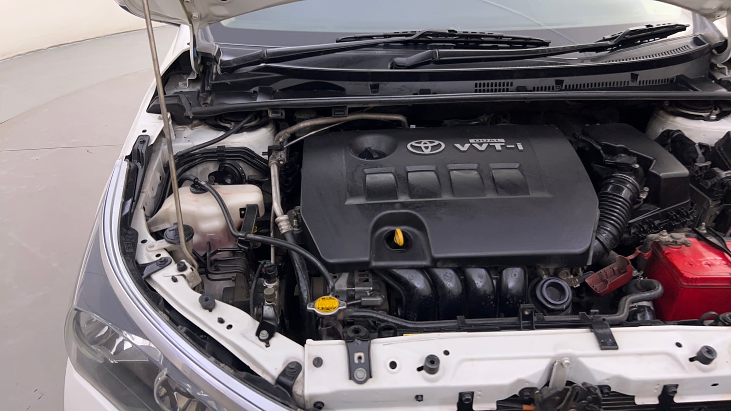 Used 2015 Toyota Corolla Altis G Petrol Petrol Manual engine ENGINE RIGHT SIDE HINGE & APRON VIEW