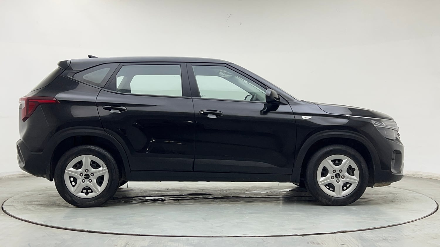 Used 2025 Kia Seltos HTE (O)1.5 Petrol MT Petrol Manual exterior RIGHT SIDE VIEW