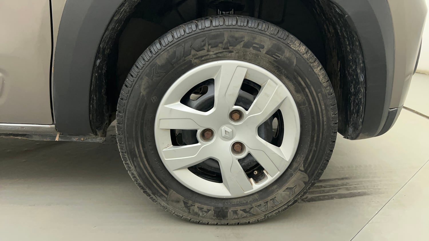 Used 2016 Renault Kwid RXL Petrol Manual tyres RIGHT FRONT TYRE RIM VIEW