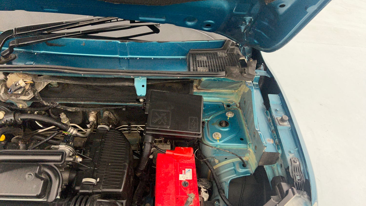 Used 2021 Renault Kwid RXT 1.0 (O) Petrol Manual engine ENGINE LEFT SIDE HINGE & APRON VIEW