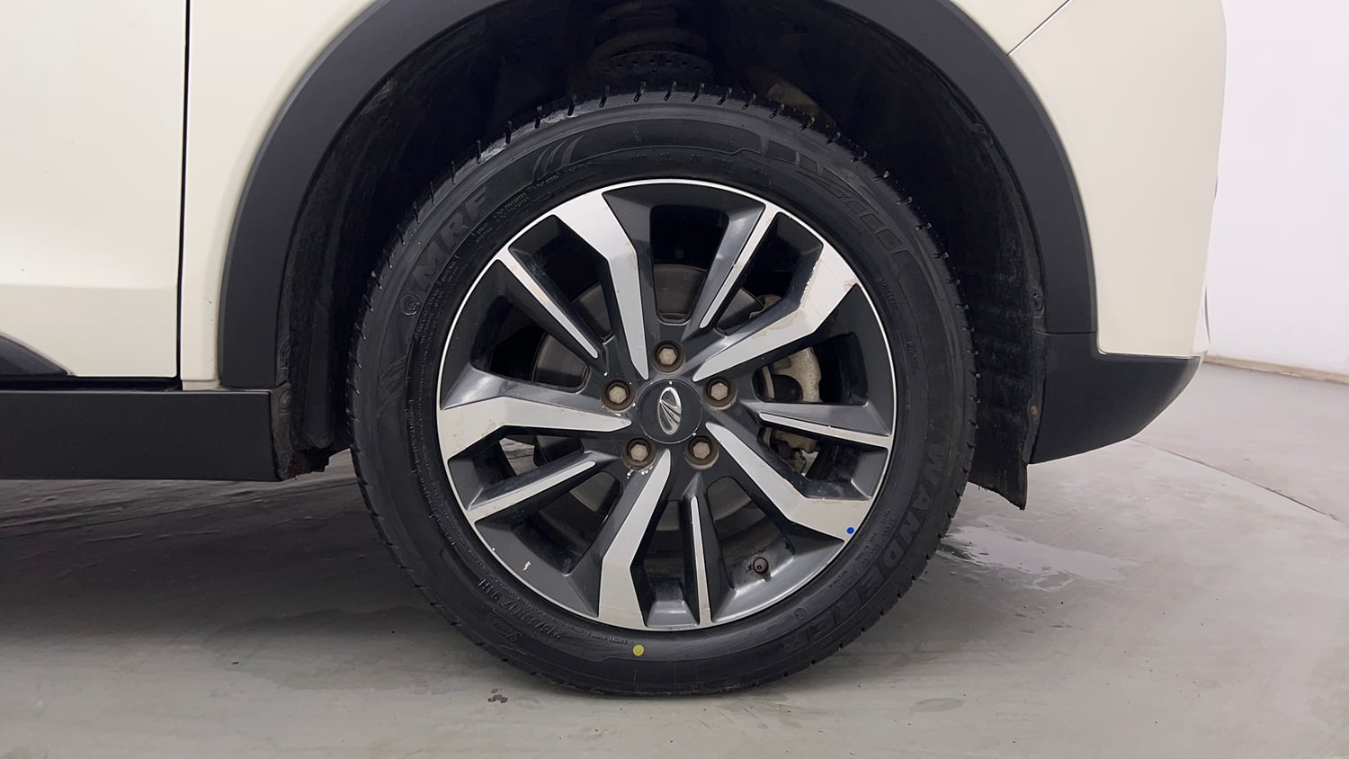 Used 2019 Mahindra XUV 300 1.5 W8 (O) Diesel Manual tyres RIGHT FRONT TYRE RIM VIEW