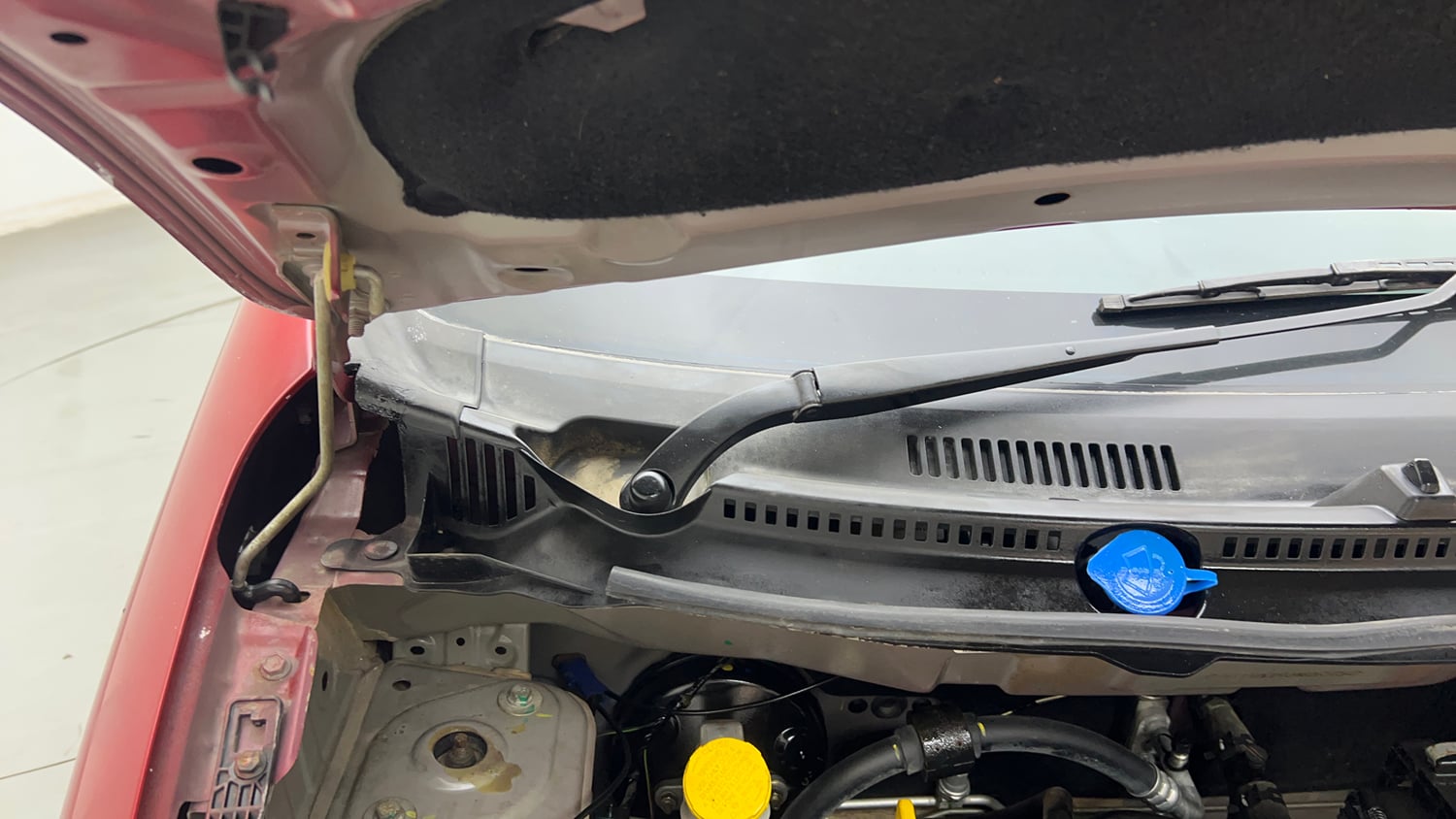 Used 2018 Datsun Redi-GO T(O) 1.0 AMT Petrol Automatic engine ENGINE RIGHT SIDE HINGE & APRON VIEW