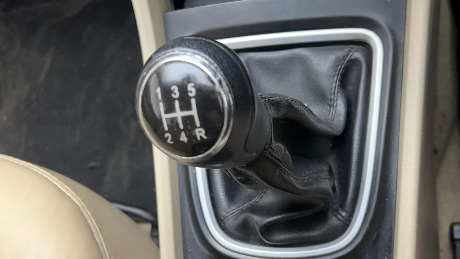Used 2016 Maruti Suzuki Ciaz ZXi Petrol Manual interior GEAR  KNOB VIEW