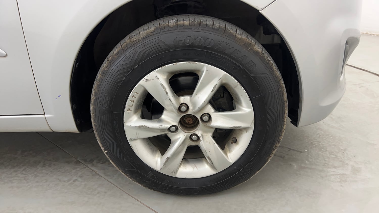 Used 2013 Hyundai i10 Sportz 1.2 AT Kappa2 Petrol Automatic tyres RIGHT FRONT TYRE RIM VIEW
