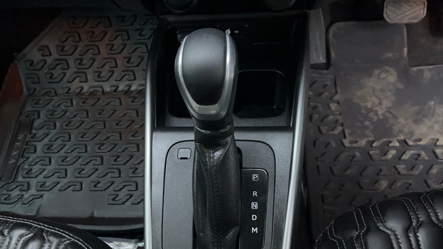 Used 2024 Maruti Suzuki Fronx Alpha 1.0L Turbo 6 AT Petrol Automatic interior GEAR  KNOB VIEW