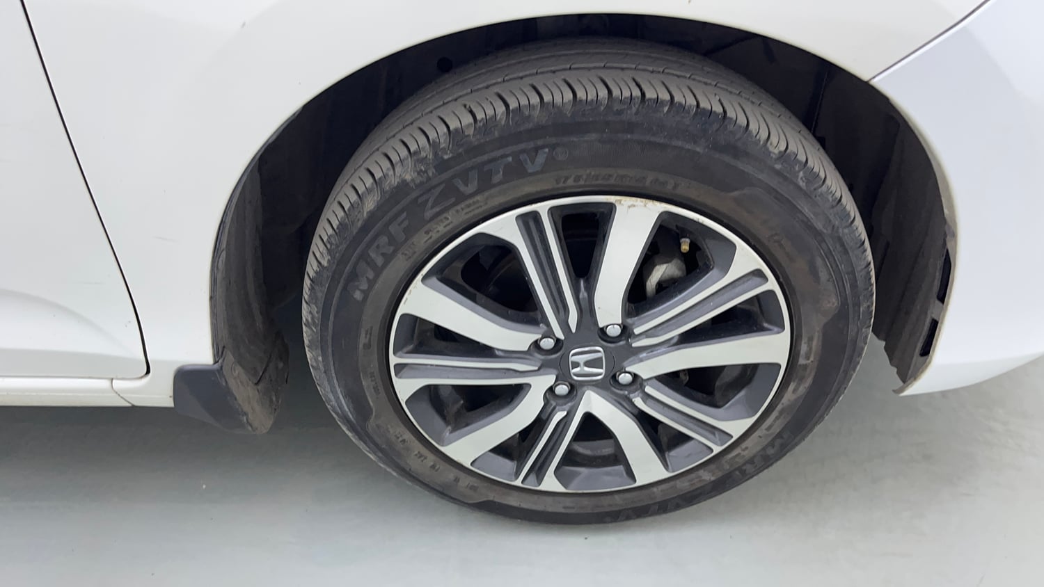 Used 2023 Honda Amaze VX 1.2 Petrol CVT Petrol Automatic tyres RIGHT FRONT TYRE RIM VIEW