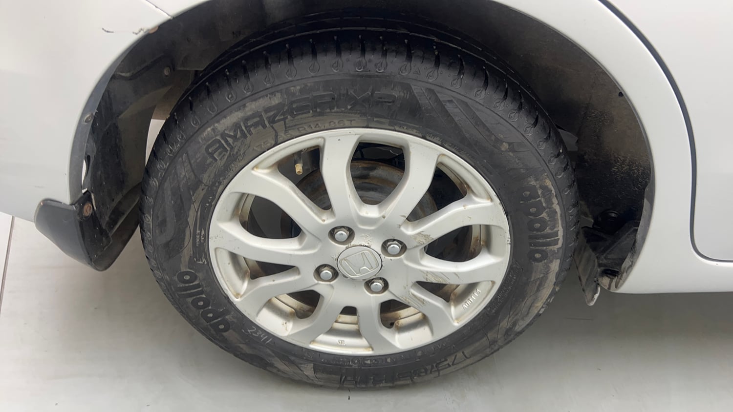 Used 2015 Honda Amaze 1.2 VX AT i-VTEC Petrol Automatic tyres RIGHT REAR TYRE RIM VIEW