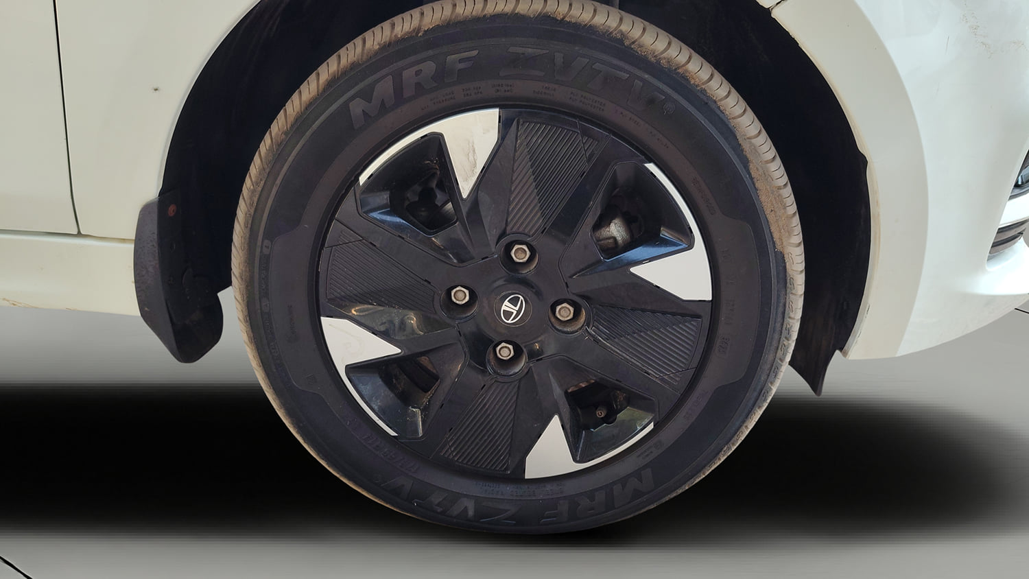 Used 2025 Tata Tiago XT Petrol Manual tyres RIGHT FRONT TYRE RIM VIEW