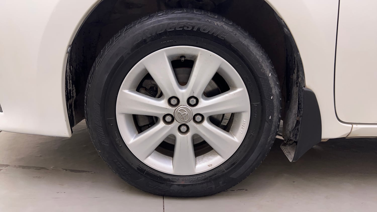 Used 2015 Toyota Corolla Altis G Petrol Petrol Manual tyres LEFT FRONT TYRE RIM VIEW
