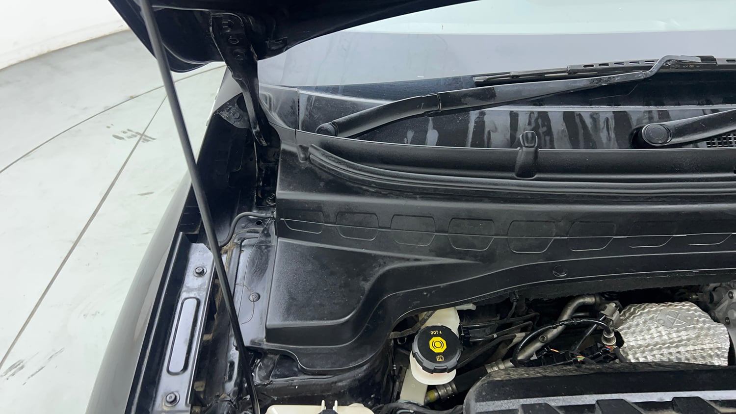 Used 2022 Kia Sonet HTX 1.5 AT Diesel Automatic engine ENGINE RIGHT SIDE HINGE & APRON VIEW
