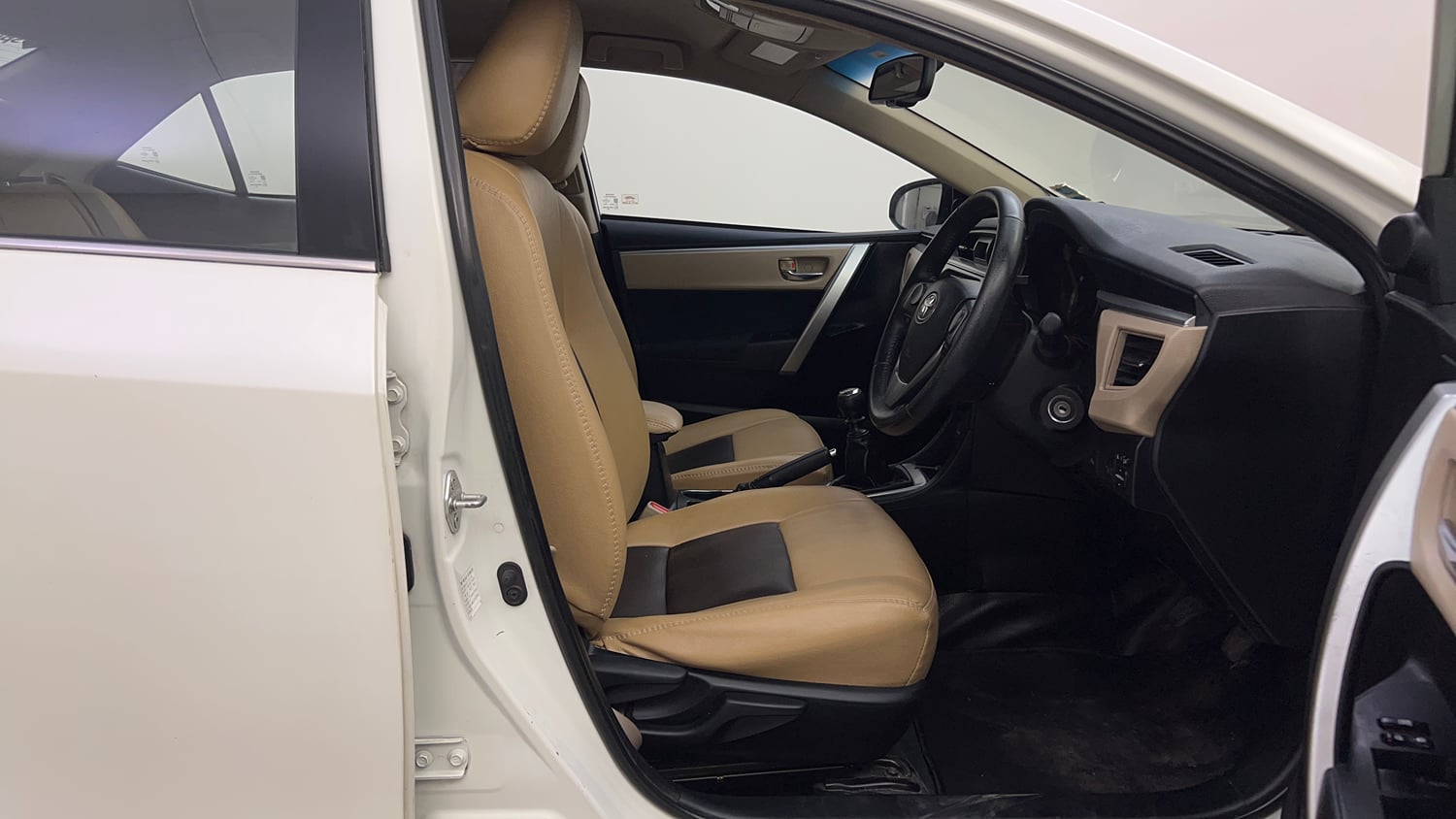 Used 2015 Toyota Corolla Altis G Petrol Petrol Manual interior RIGHT SIDE FRONT DOOR CABIN VIEW