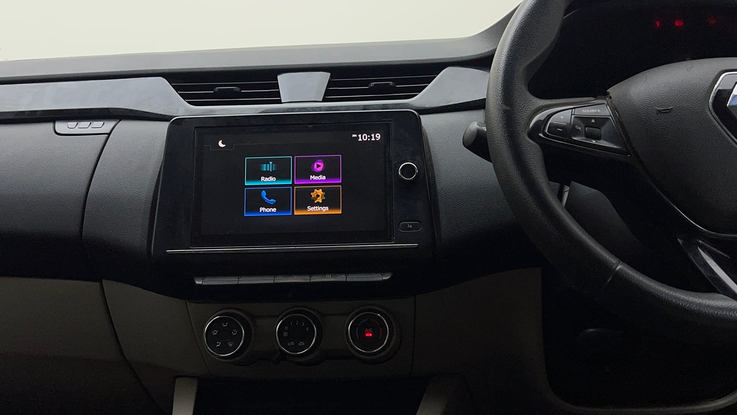 Used 2022 Renault Triber RXT Petrol Manual interior MUSIC SYSTEM & AC CONTROL VIEW