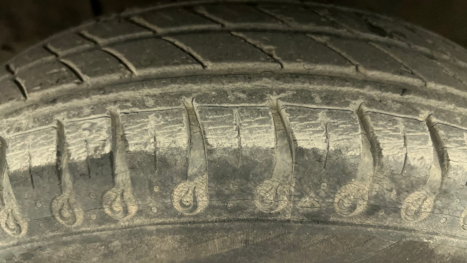 Used 2020 Renault Kwid 1.0 RXT AMT Opt Petrol Automatic tyres LEFT FRONT TYRE TREAD VIEW