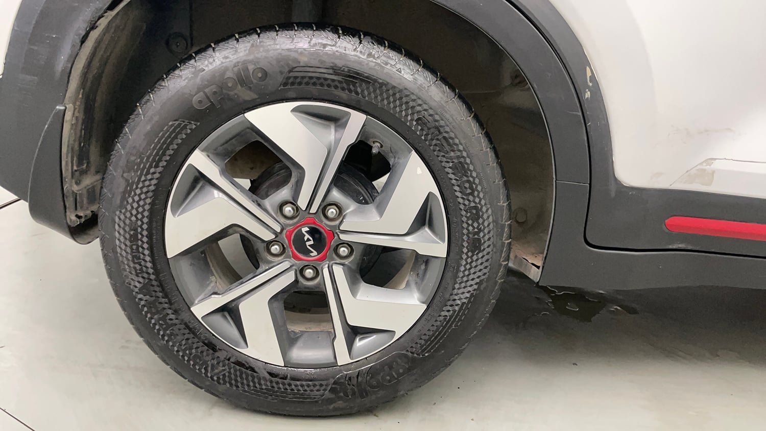 Used 2022 Kia Sonet GTX Plus 1.0 iMT Petrol Manual tyres RIGHT REAR TYRE RIM VIEW