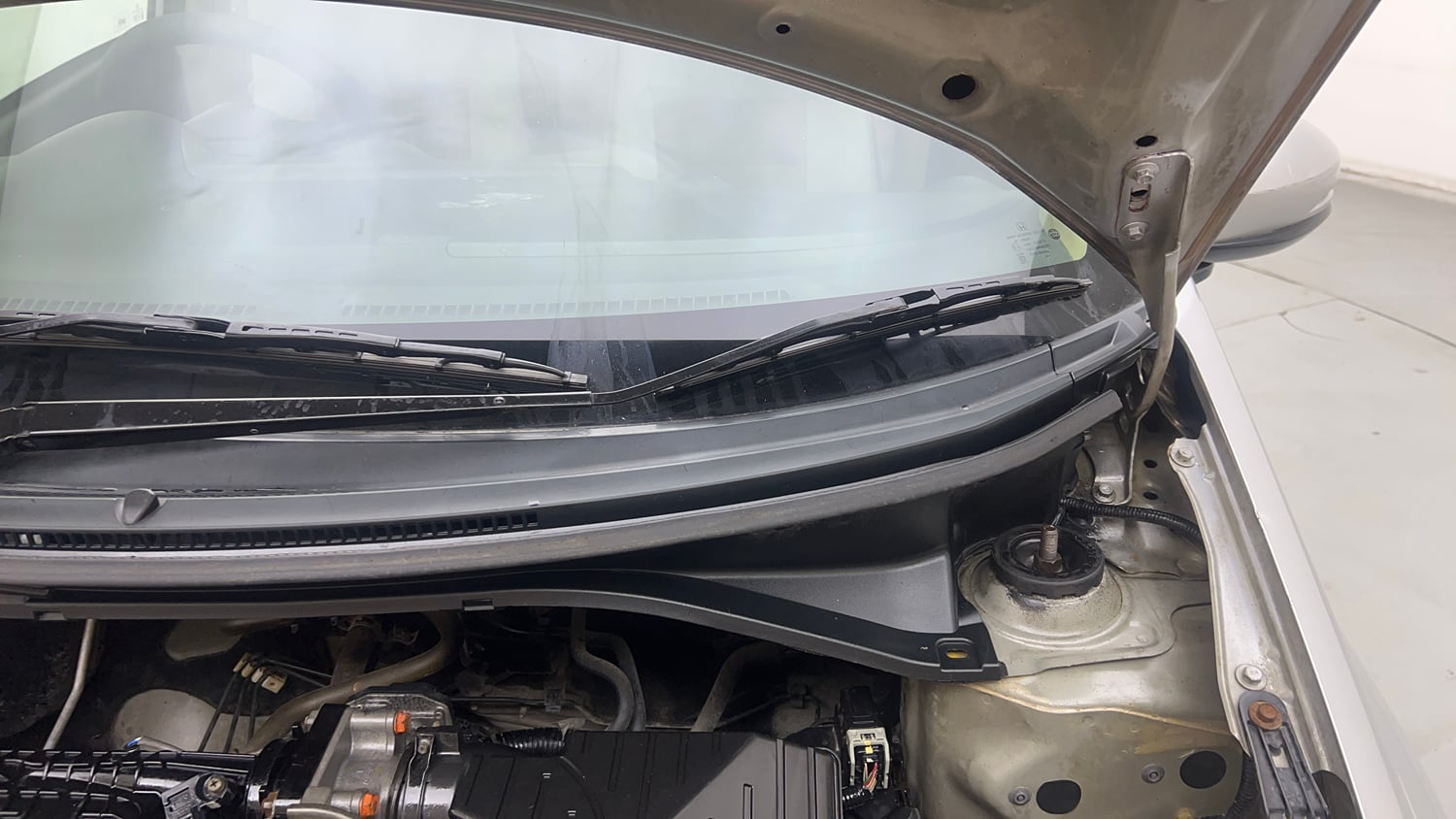 Used 2015 Honda Amaze 1.2 VX AT i-VTEC Petrol Automatic engine ENGINE LEFT SIDE HINGE & APRON VIEW