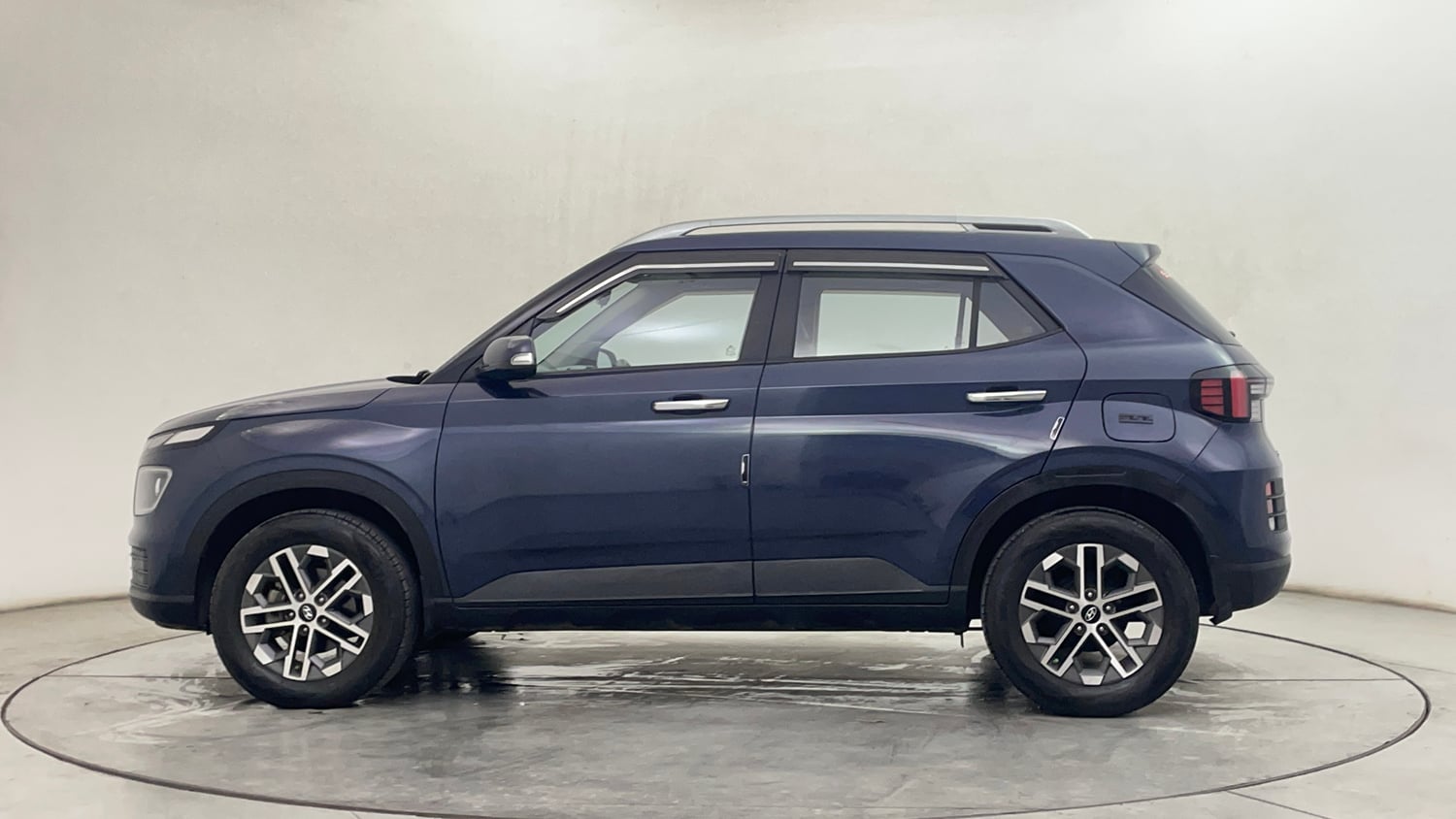Used 2023 Hyundai Venue SX (O) 1.5 CRDi Diesel Manual exterior LEFT SIDE VIEW