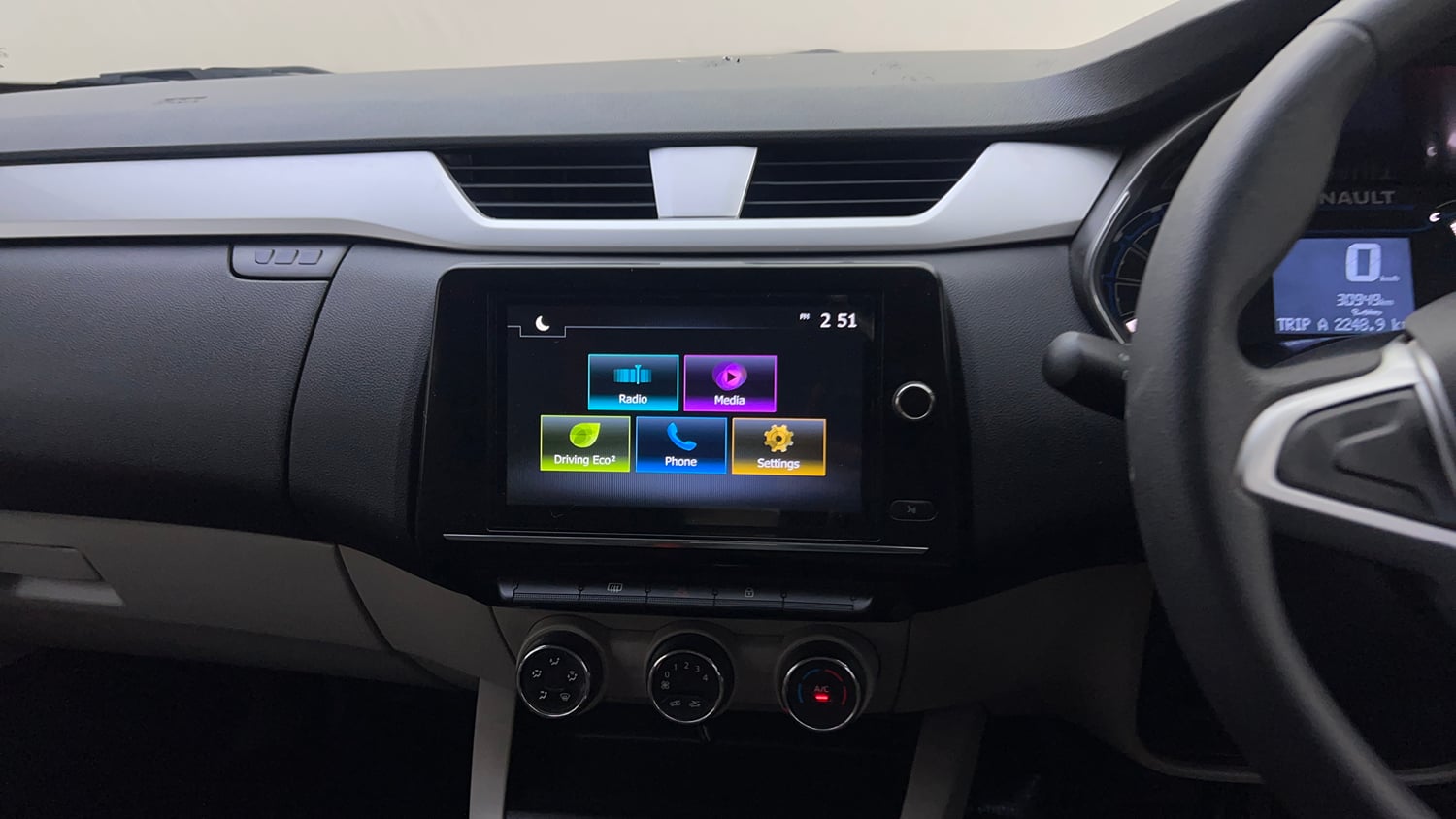 Used 2021 Renault Triber RXZ Petrol Manual top_features Touch screen infotainment system