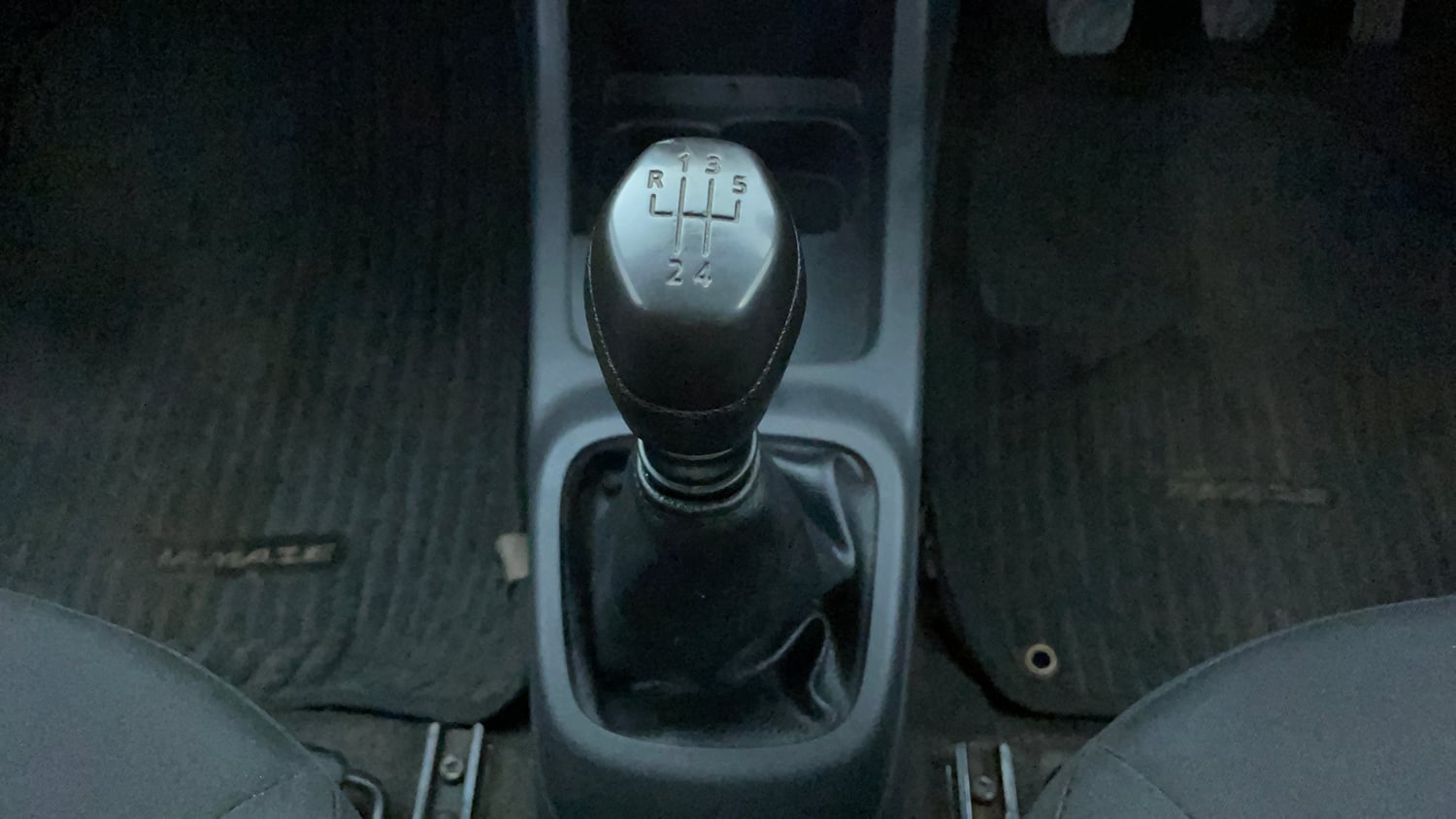 Used 2015 Renault Kwid RXT Petrol Manual interior GEAR  KNOB VIEW