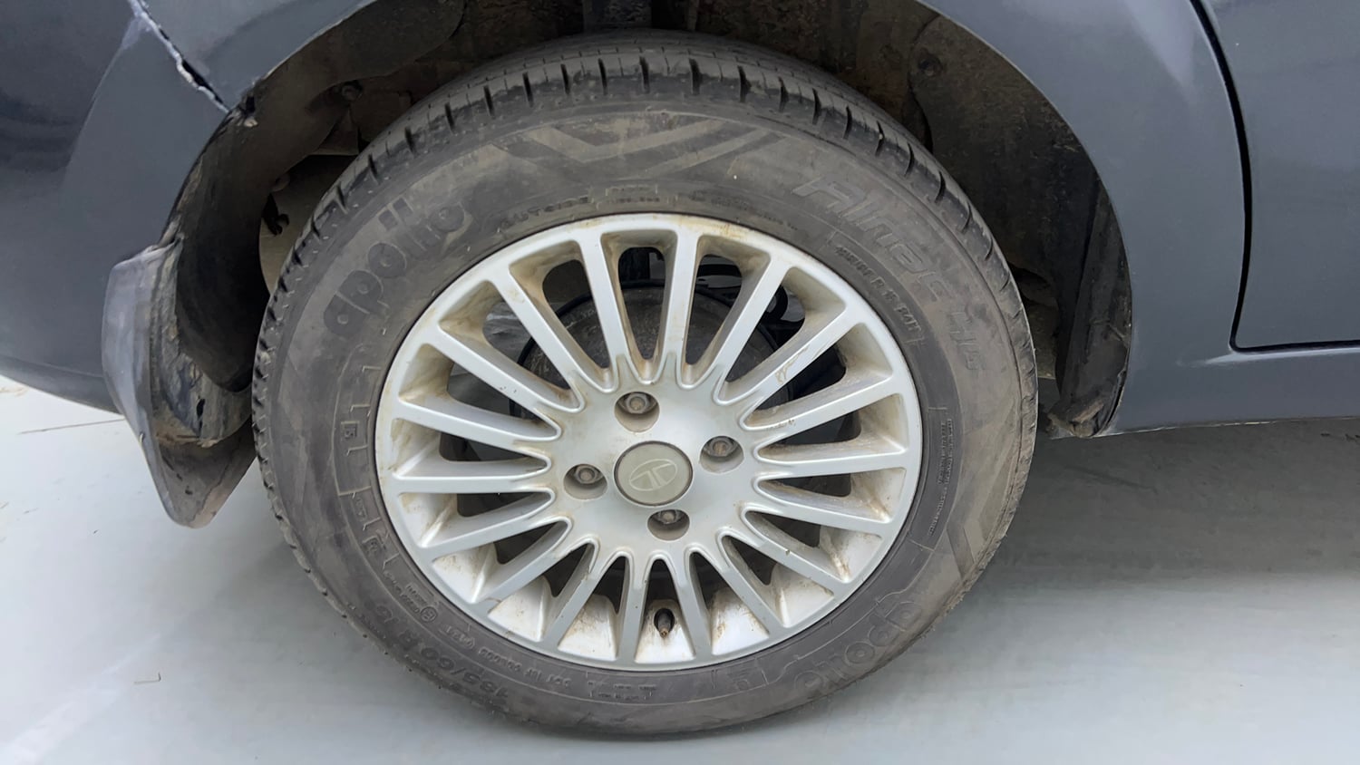 Used 2015 Tata Zest XT Petrol Petrol Manual tyres RIGHT REAR TYRE RIM VIEW