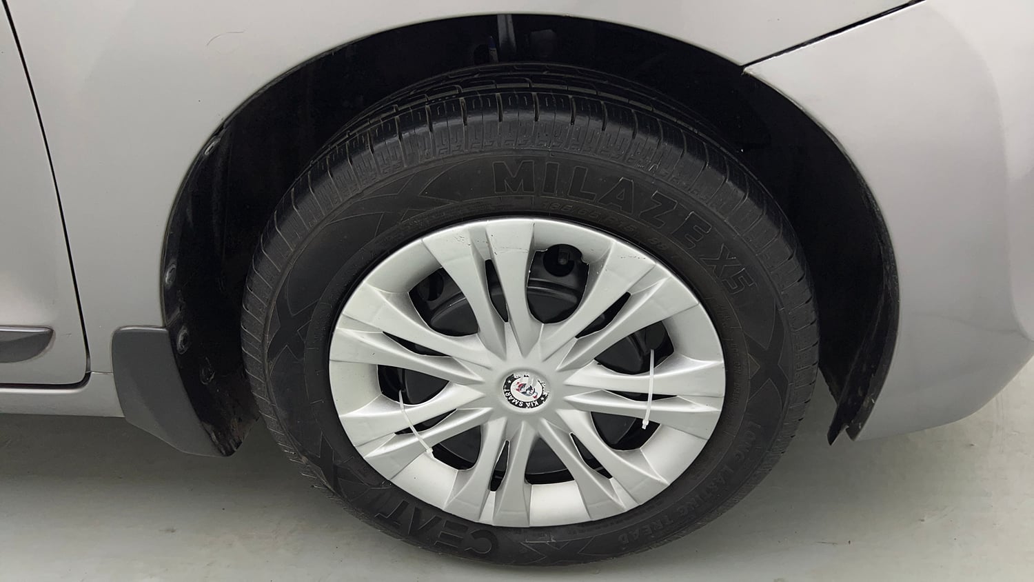 Used 2018 Maruti Suzuki Baleno Delta 1.2 AT Petrol Automatic tyres RIGHT FRONT TYRE RIM VIEW