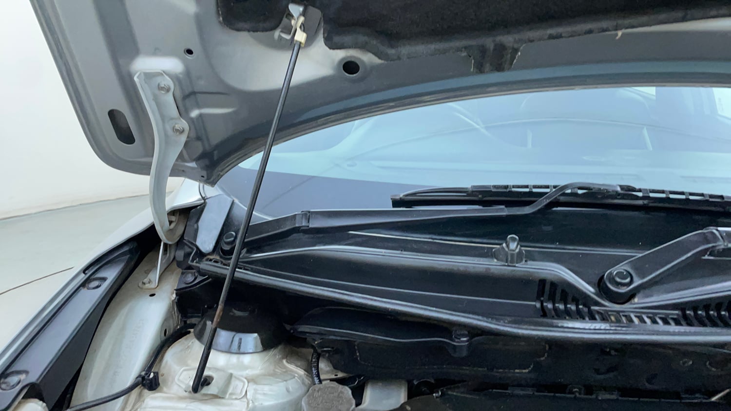 Used 2018 Maruti Suzuki Baleno Zeta 1.2 AT Petrol Automatic engine ENGINE RIGHT SIDE HINGE & APRON VIEW