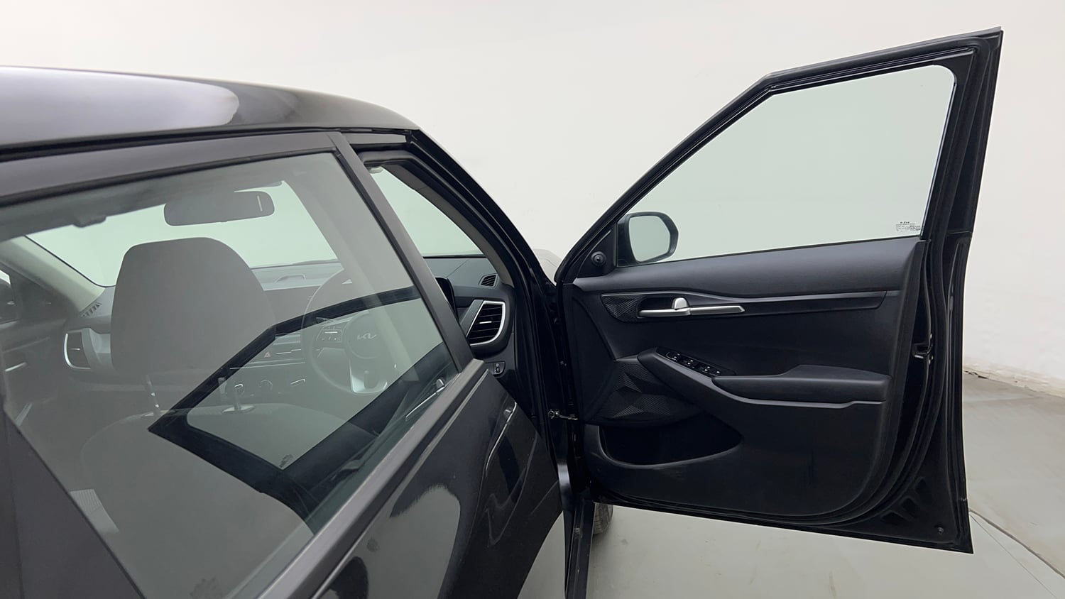 Used 2025 Kia Seltos HTE (O)1.5 Petrol MT Petrol Manual interior RIGHT FRONT DOOR OPEN VIEW