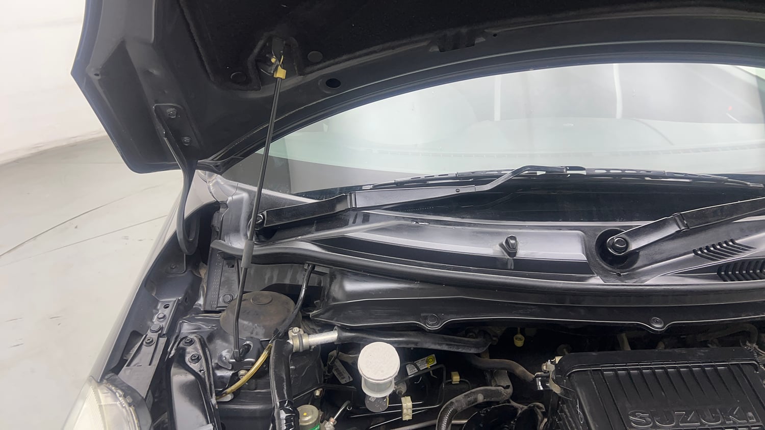Used 2015 Maruti Suzuki Swift VXi Petrol Manual engine ENGINE RIGHT SIDE HINGE & APRON VIEW