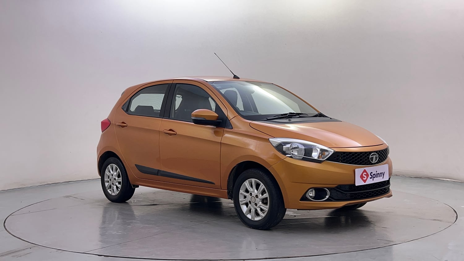 Used 2018 Tata Tiago Revotron XZ Petrol Manual exterior RIGHT FRONT CORNER VIEW