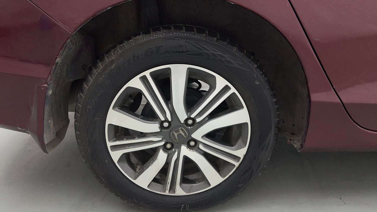 Used 2017 Honda City V Petrol Petrol Manual tyres RIGHT REAR TYRE RIM VIEW
