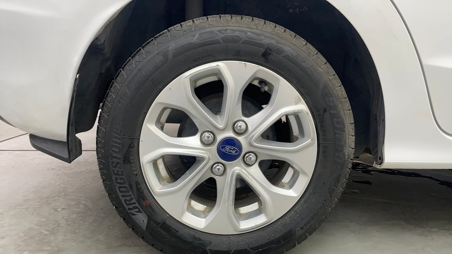 Used 2016 Ford Figo Aspire Titanium 1.2 Ti-VCT Petrol Manual tyres RIGHT REAR TYRE RIM VIEW
