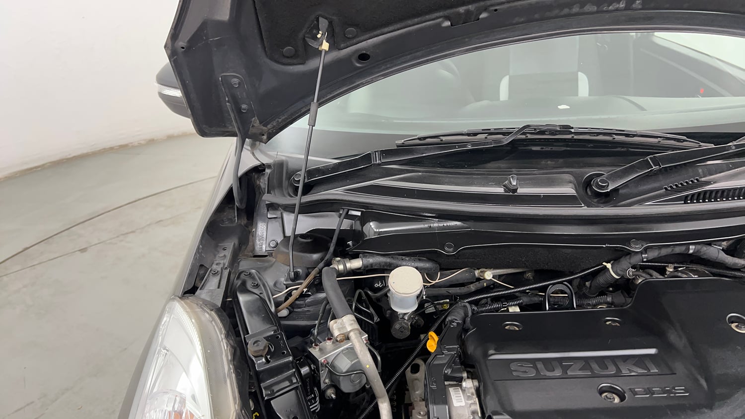 Used 2015 Maruti Suzuki Swift ZDi Diesel Manual engine ENGINE RIGHT SIDE HINGE & APRON VIEW