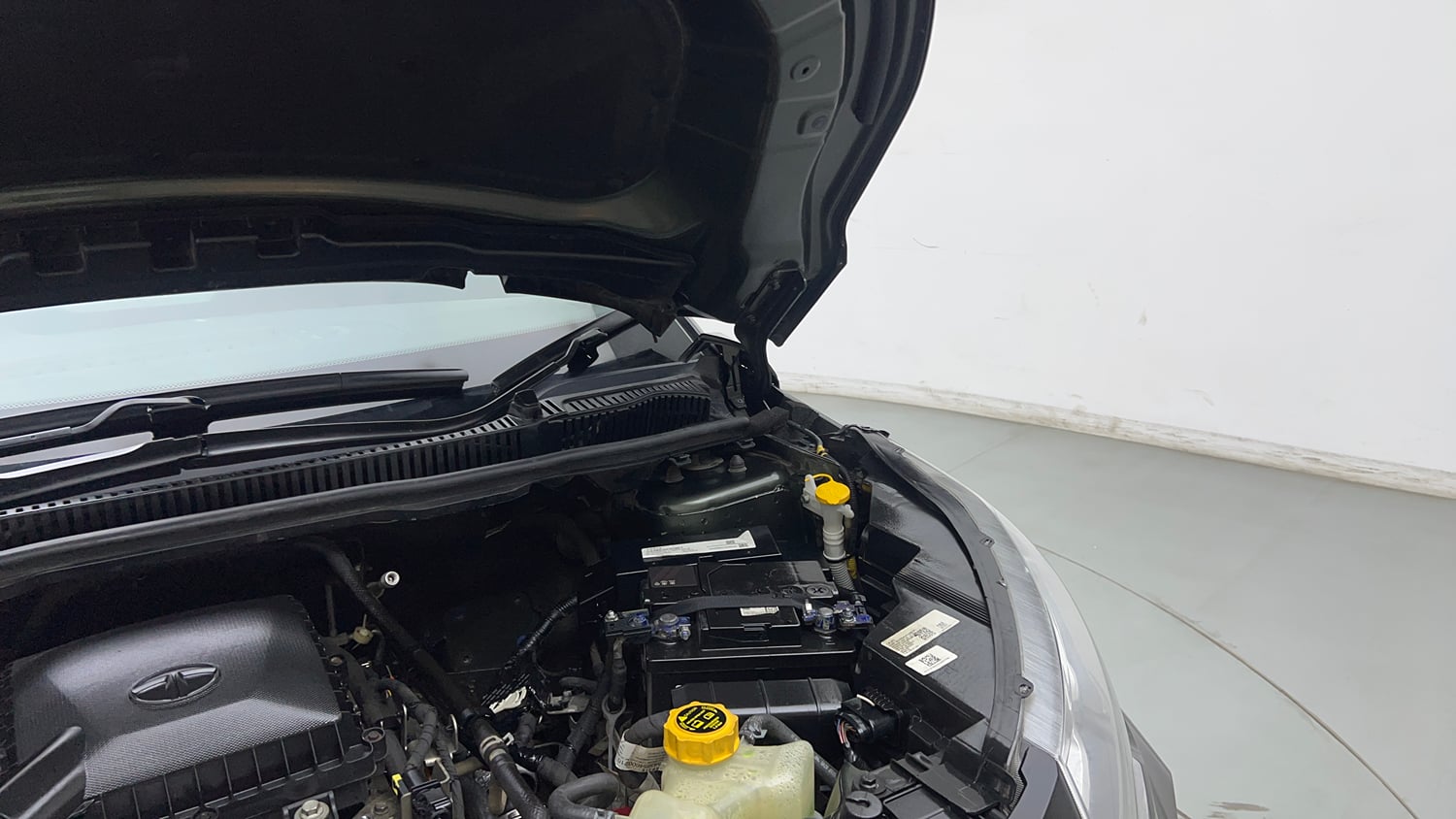 Used 2022 Tata Nexon XM (S) Petrol Manual engine ENGINE LEFT SIDE HINGE & APRON VIEW