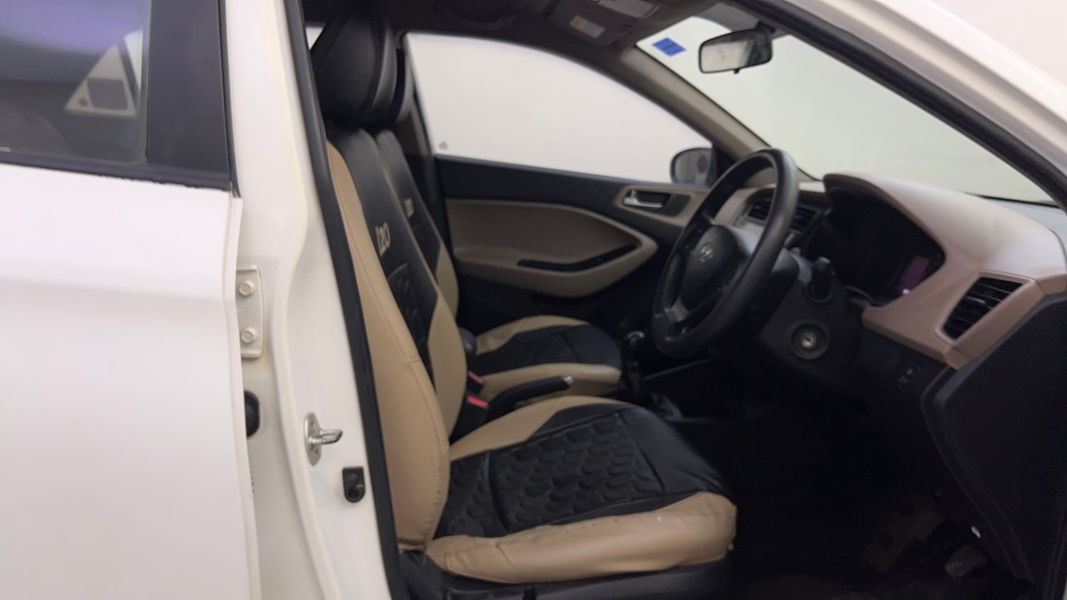 Used 2019 Hyundai Elite i20 Magna Plus 1.2 Petrol Manual interior RIGHT SIDE FRONT DOOR CABIN VIEW