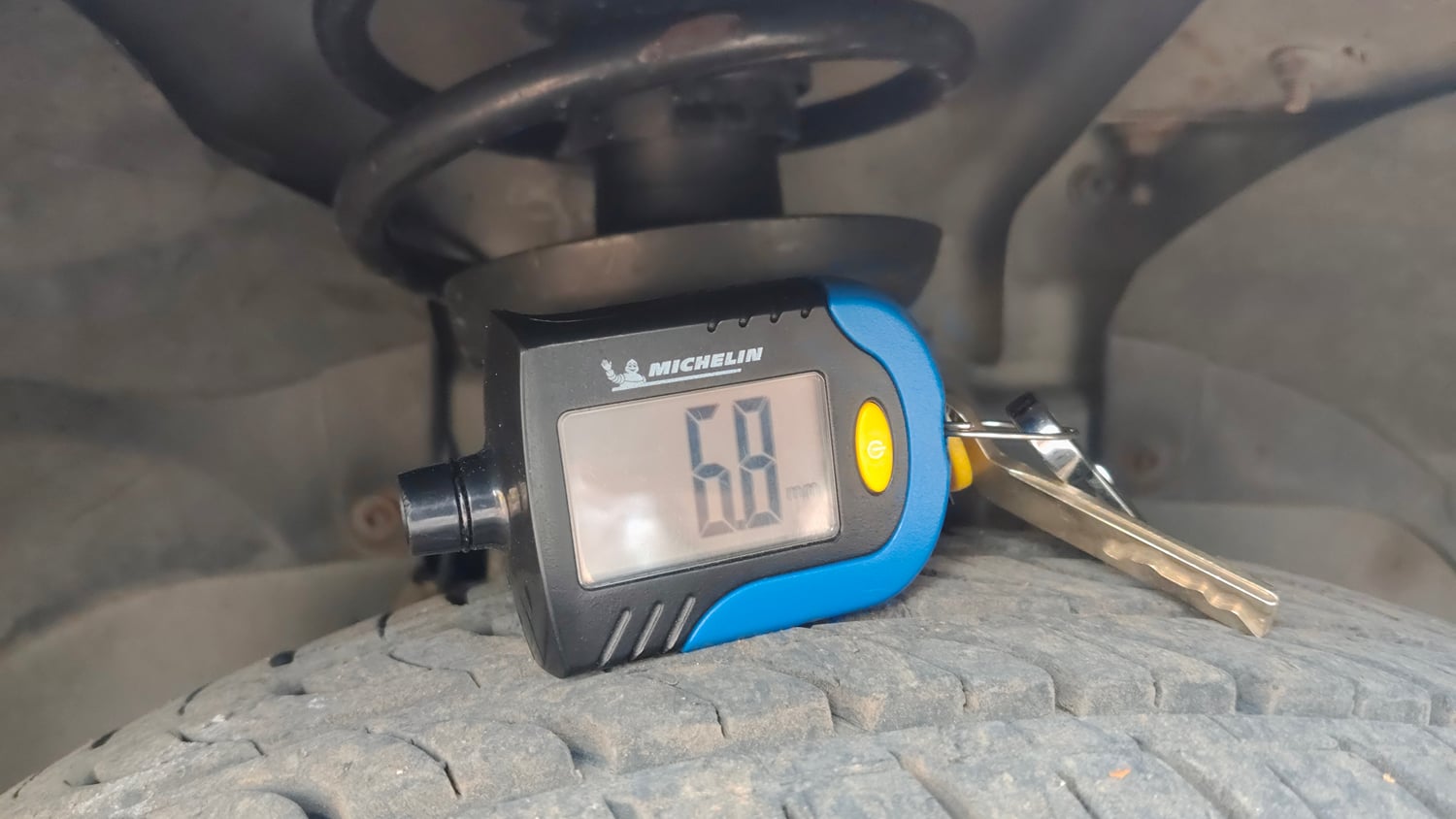 Used 2012 Ford Figo Duratorq Diesel Titanium 1.4 Diesel Manual tyres RIGHT FRONT TYRE TREAD VIEW