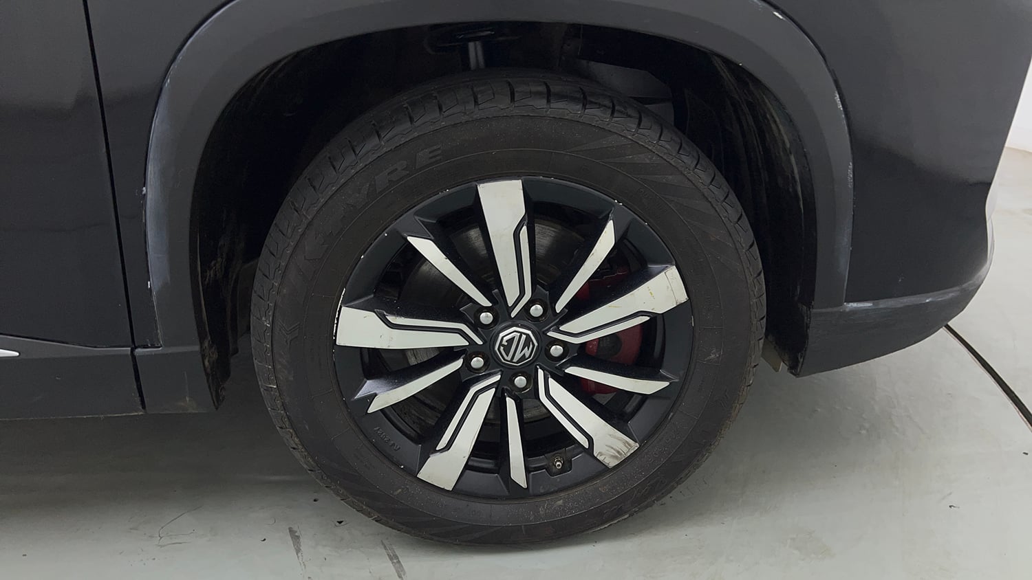 Used 2020 MG Motors Hector Plus Sharp 1.5 DCT Petrol Petrol Automatic tyres RIGHT FRONT TYRE RIM VIEW