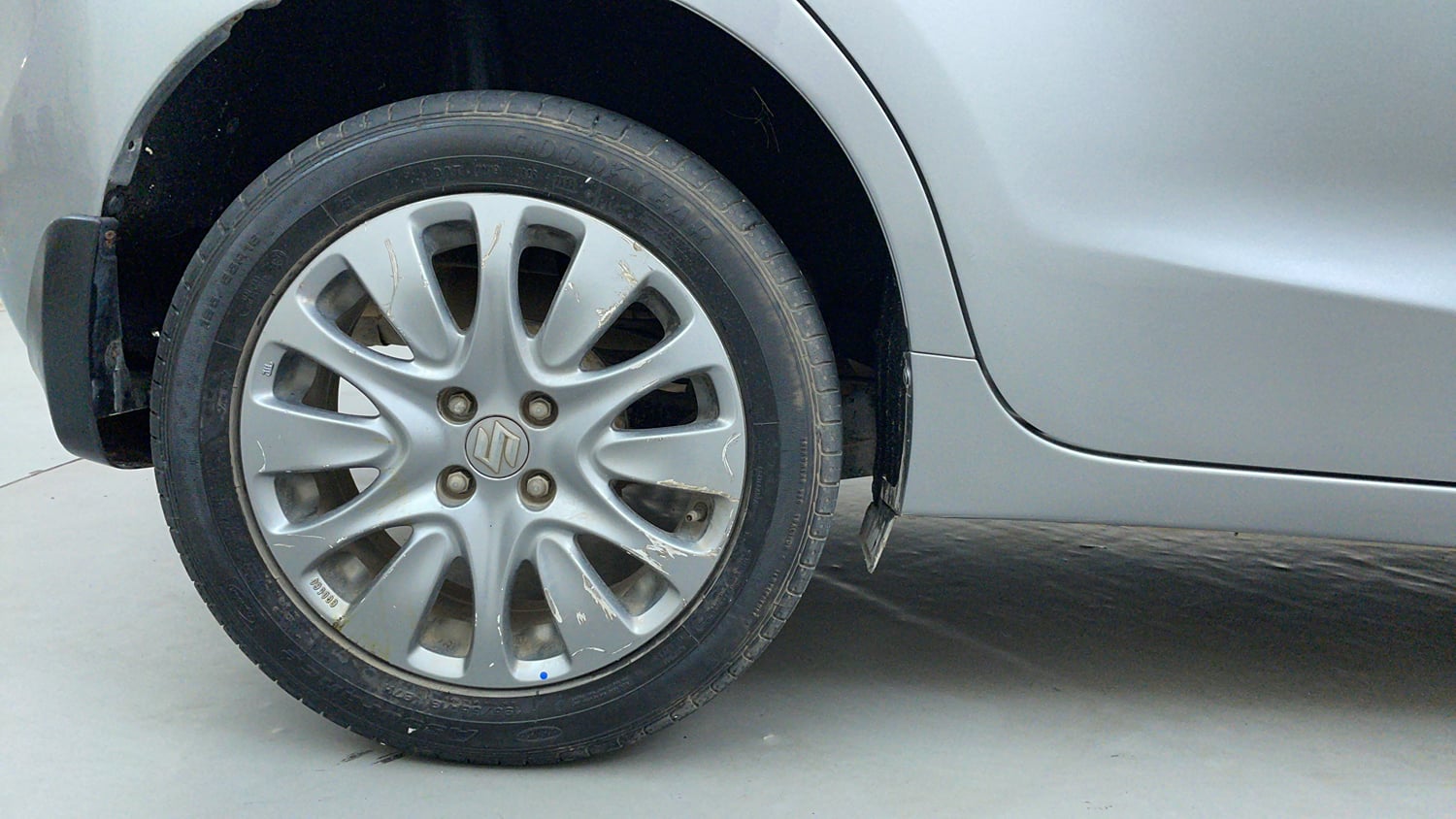 Used 2018 Maruti Suzuki Baleno Zeta 1.2 AT Petrol Automatic tyres RIGHT REAR TYRE RIM VIEW