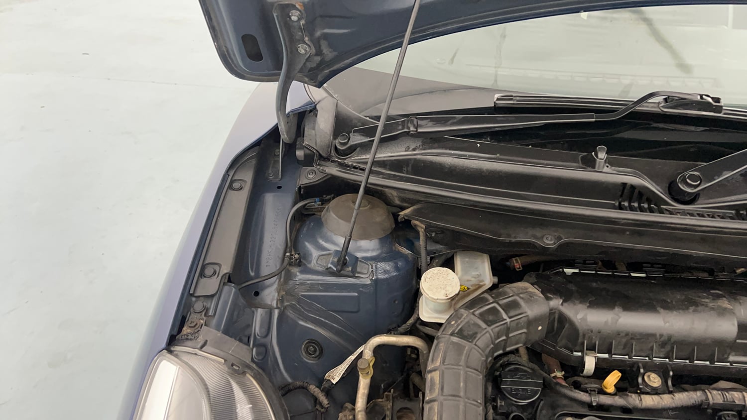 Used 2020 Maruti Suzuki Baleno Zeta Petrol Manual engine ENGINE RIGHT SIDE HINGE & APRON VIEW