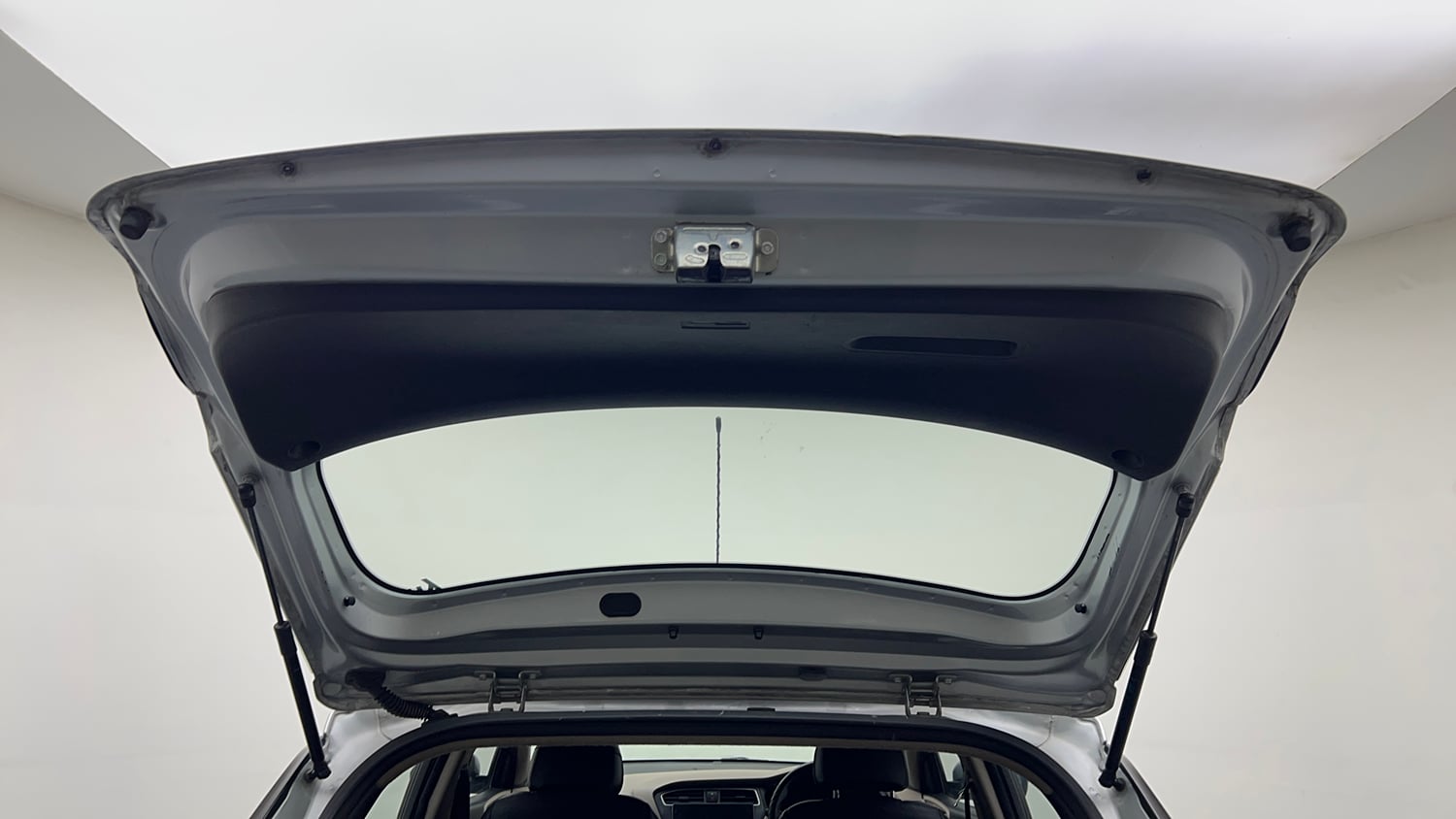 Used 2019 Hyundai Elite i20 Magna Executive 1.2 Petrol Manual interior DICKY DOOR OPEN VIEW