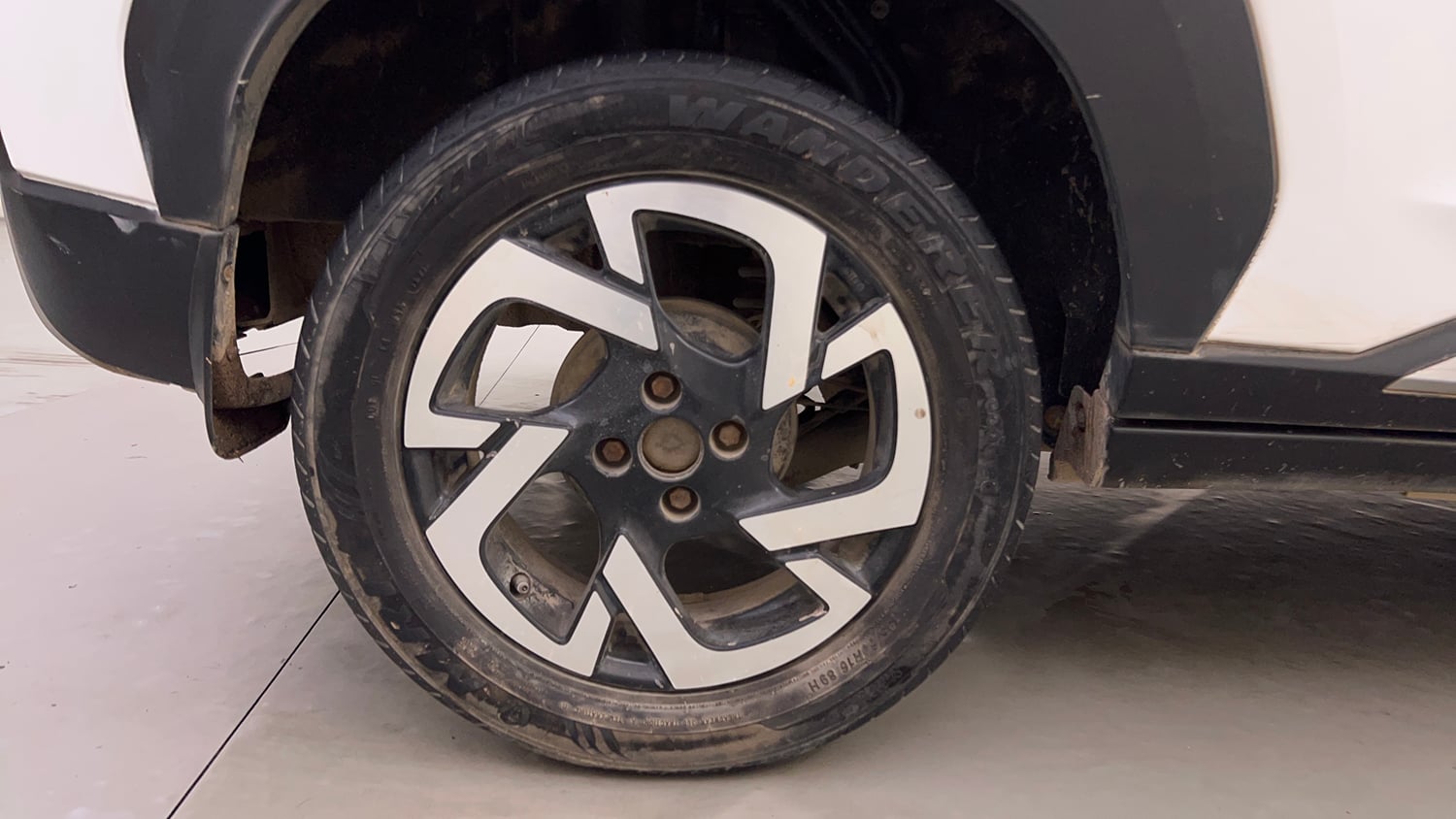 Used 2022 Nissan Magnite XV Premium Turbo Petrol Manual tyres RIGHT REAR TYRE RIM VIEW