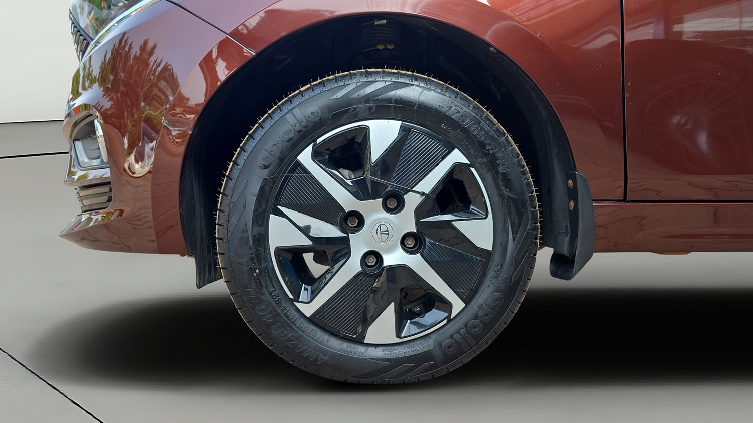 Used 2025 Tata Tigor XZA Plus iCNG Cng Automatic tyres LEFT FRONT TYRE RIM VIEW
