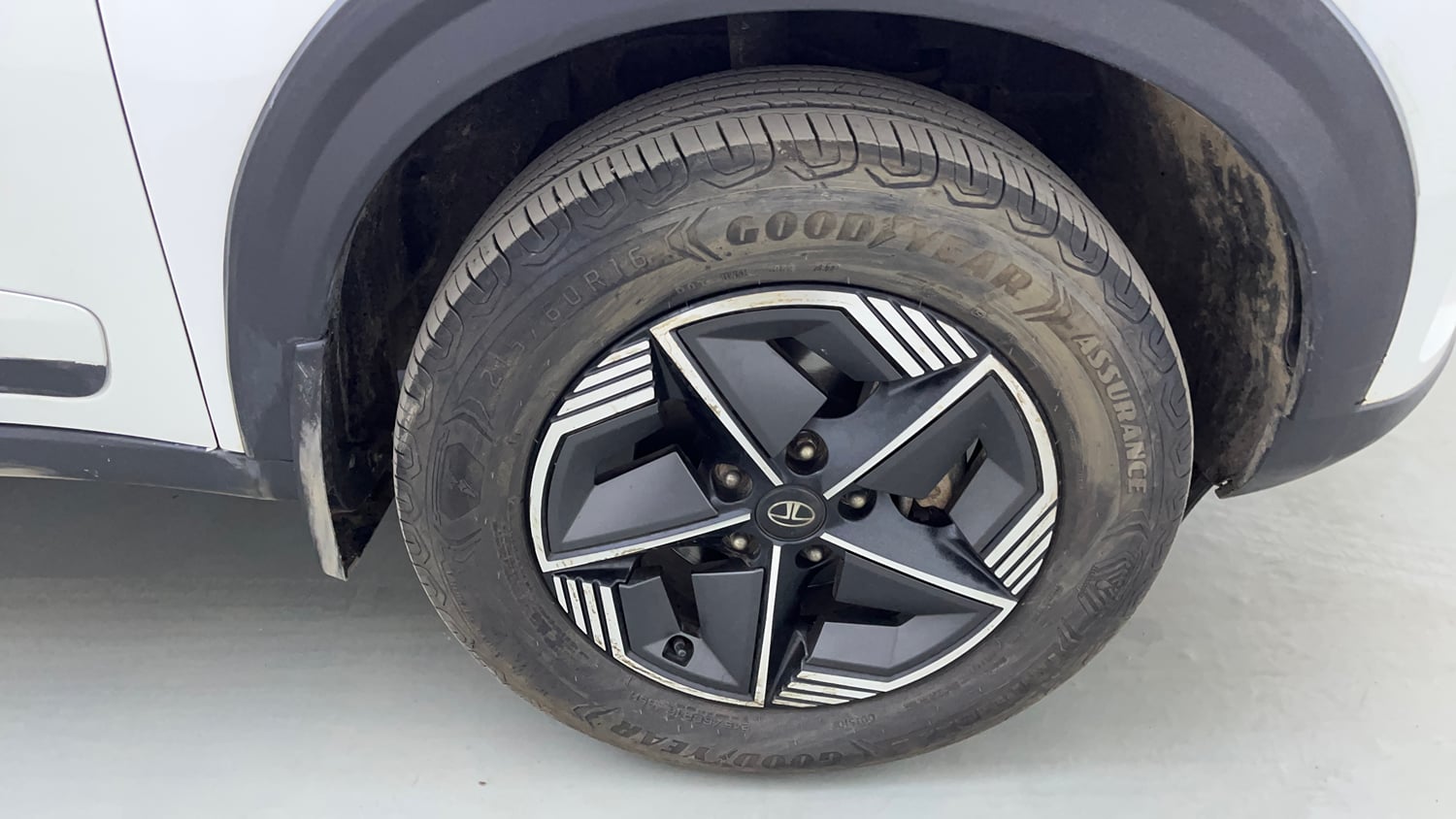 Used 2024 Tata Nexon Creative Plus 1.2 Revotron Petrol 6MT Petrol Manual tyres RIGHT FRONT TYRE RIM VIEW