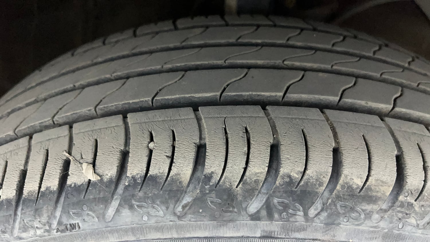 Used 2024 Maruti Suzuki Fronx Alpha 1.0L Turbo 6 AT Petrol Automatic tyres RIGHT FRONT TYRE TREAD VIEW