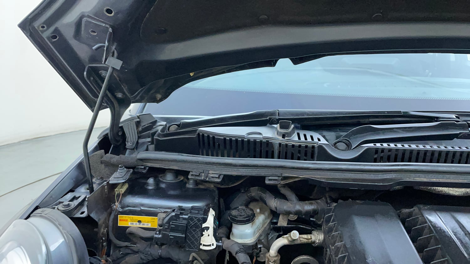 Used 2019 Tata Nexon XZ Plus Diesel Diesel Manual engine ENGINE RIGHT SIDE HINGE & APRON VIEW