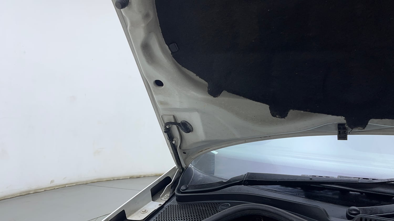 Used 2020 Volkswagen Ameo Trendline 1.5L (D) Diesel Manual engine ENGINE RIGHT SIDE HINGE & APRON VIEW