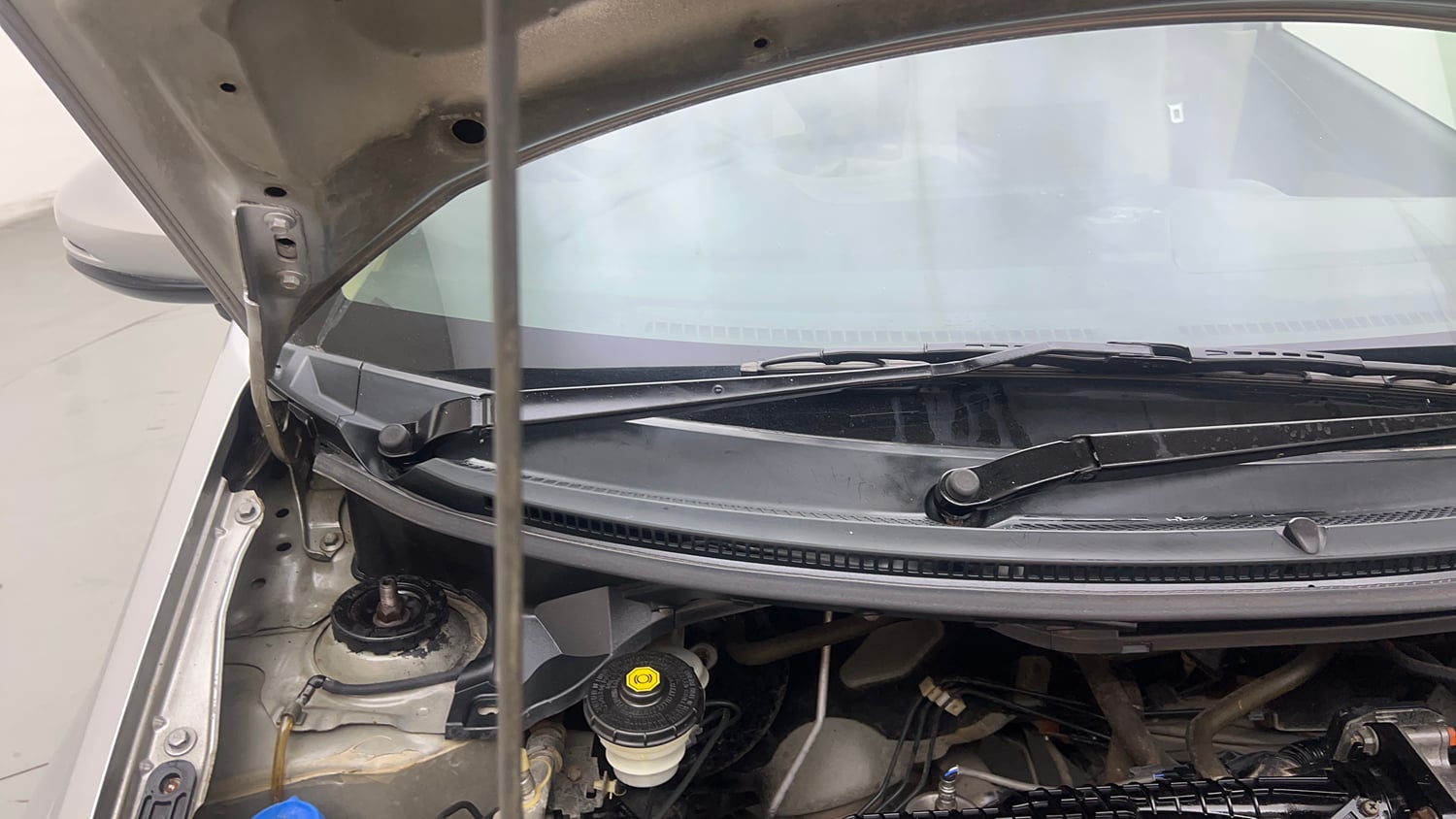Used 2015 Honda Amaze 1.2 VX AT i-VTEC Petrol Automatic engine ENGINE RIGHT SIDE HINGE & APRON VIEW