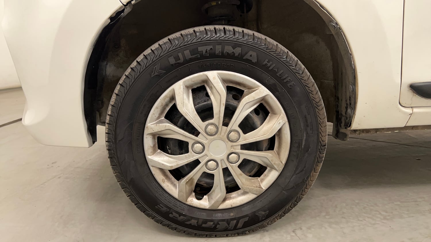 Used 2018 Maruti Suzuki Alto 800 LXi (O) Petrol Manual tyres LEFT FRONT TYRE RIM VIEW