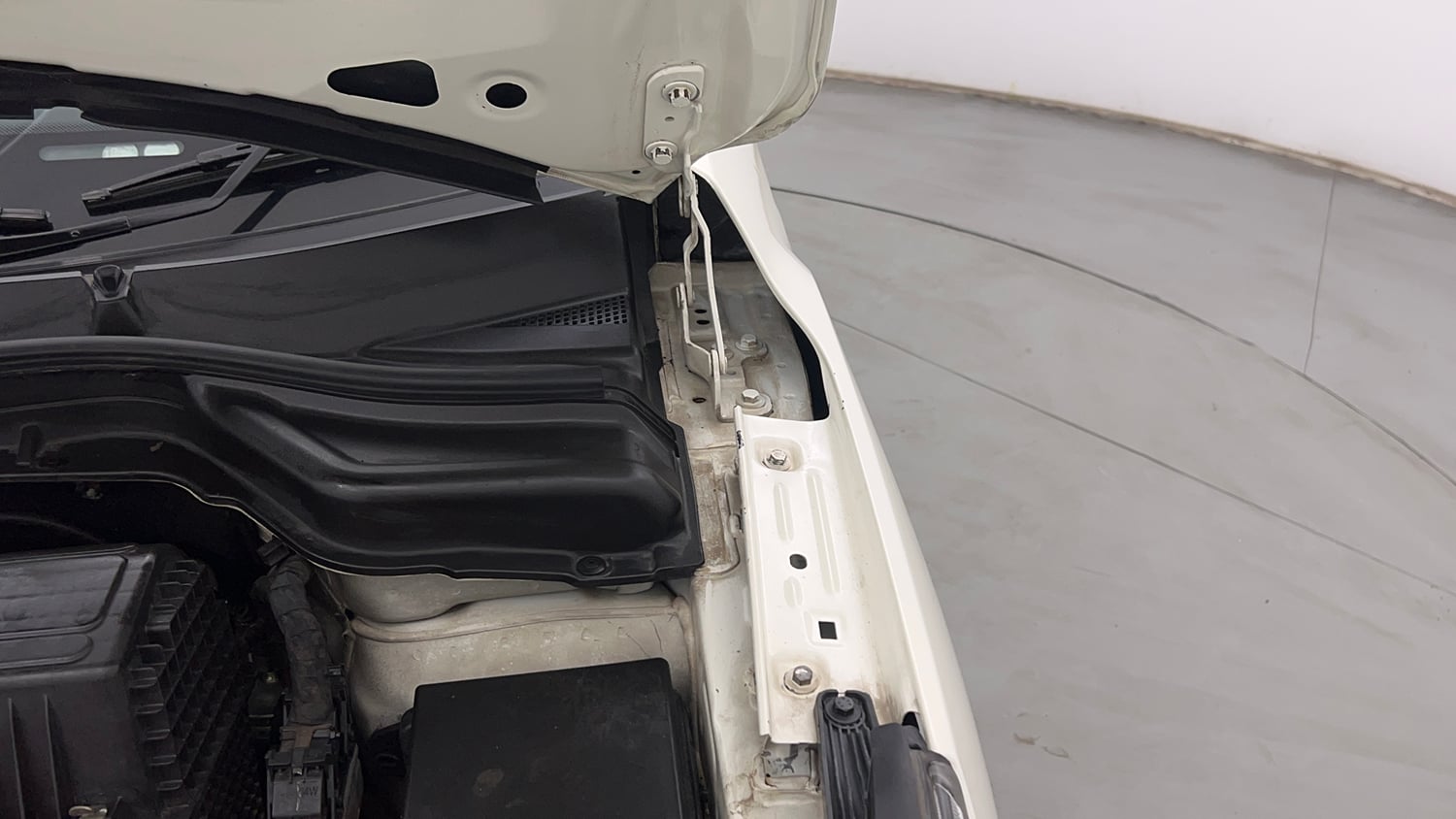 Used 2019 Mahindra XUV 300 1.5 W8 (O) Diesel Manual engine ENGINE LEFT SIDE HINGE & APRON VIEW