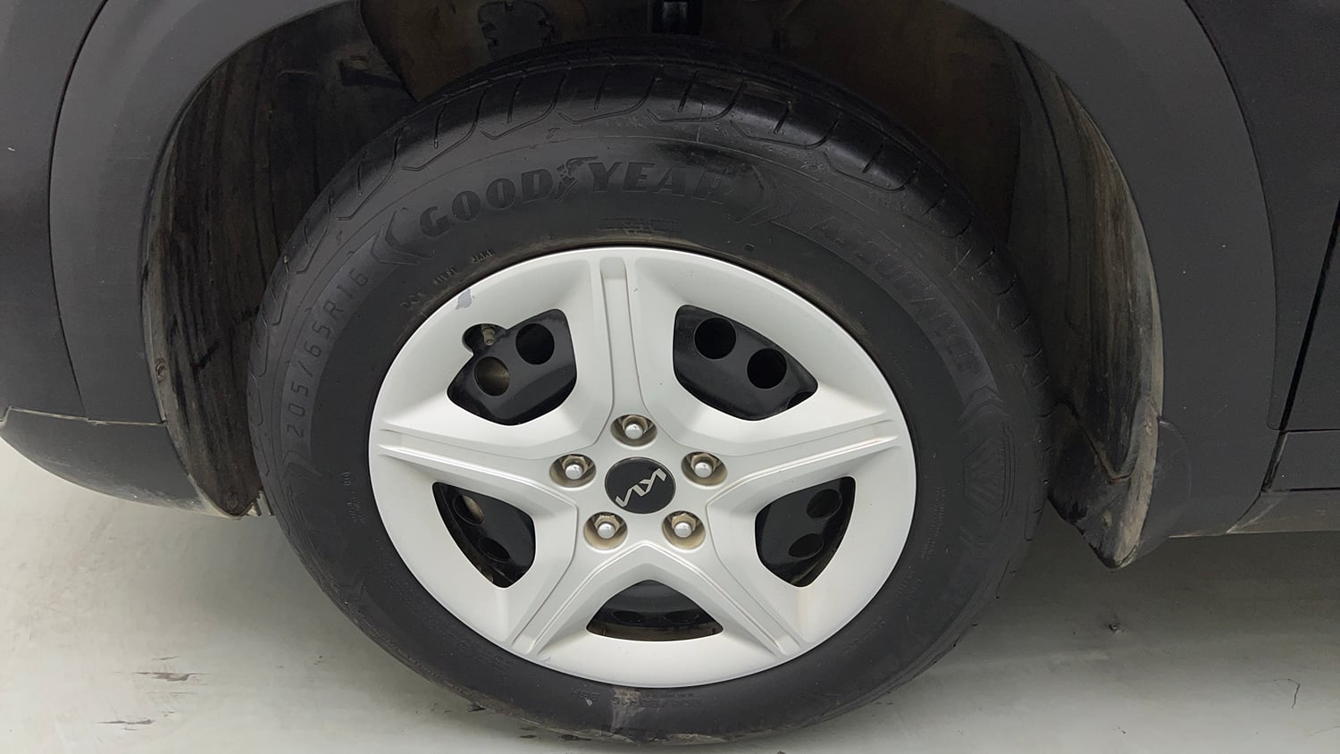 Used 2025 Kia Seltos HTE (O)1.5 Petrol MT Petrol Manual tyres LEFT FRONT TYRE RIM VIEW