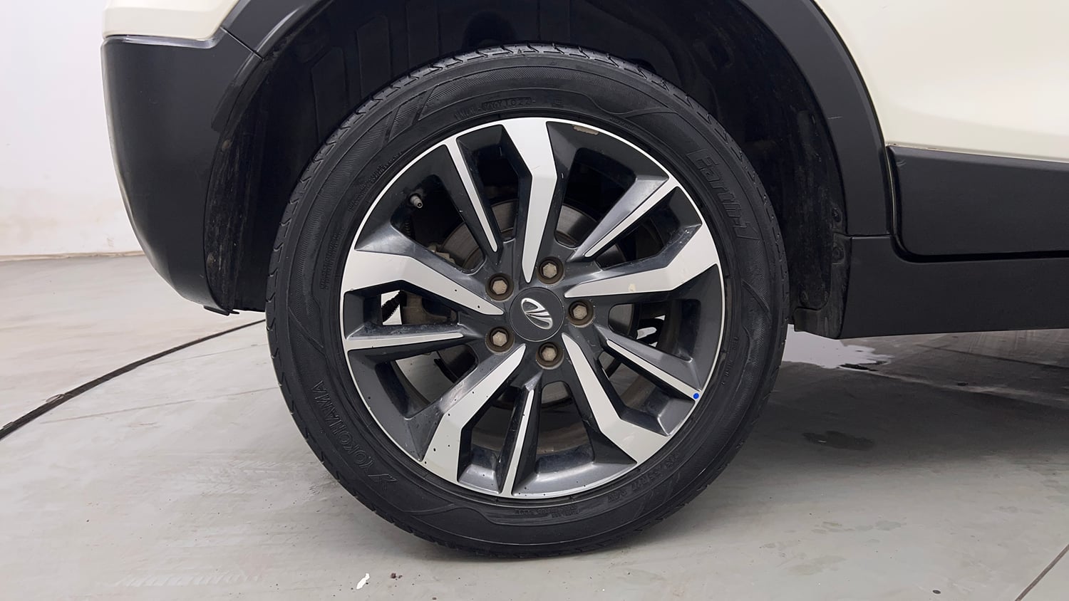 Used 2019 Mahindra XUV 300 1.5 W8 (O) Diesel Manual tyres RIGHT REAR TYRE RIM VIEW