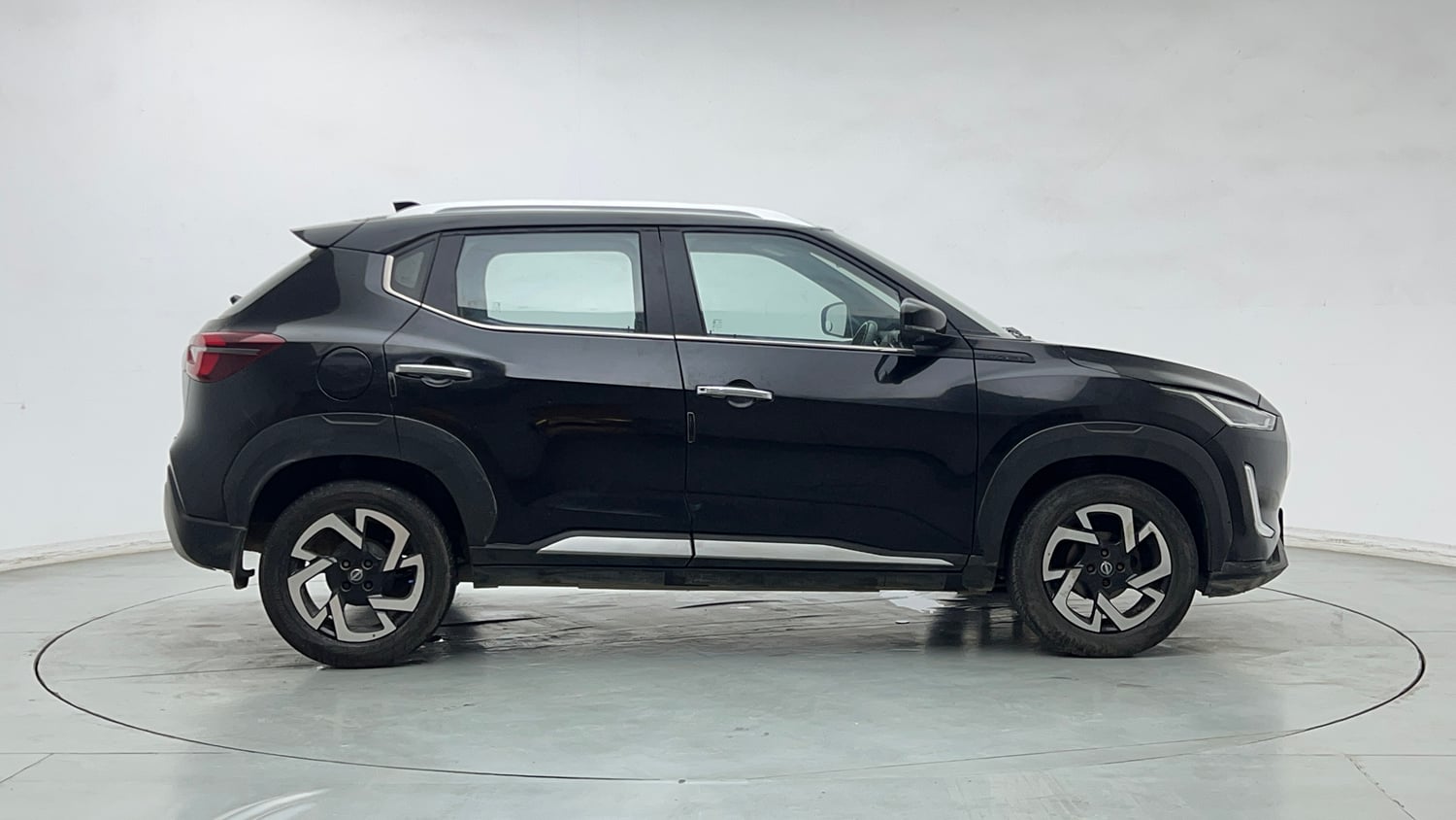 Used 2022 Nissan Magnite XV Premium Turbo CVT Petrol Automatic exterior RIGHT SIDE VIEW